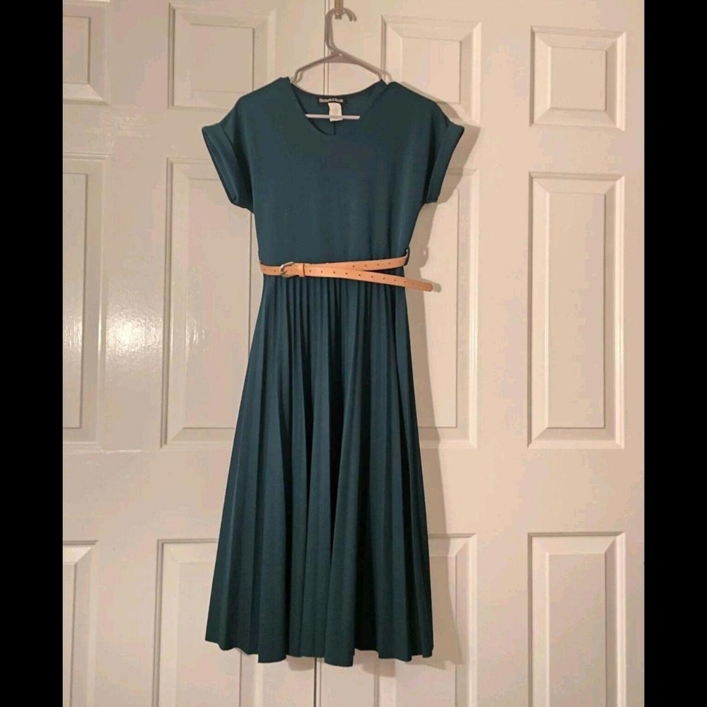 Elizabeth & Nicole Women's Green Pleated Bottom Short Sleeve Belted Dress